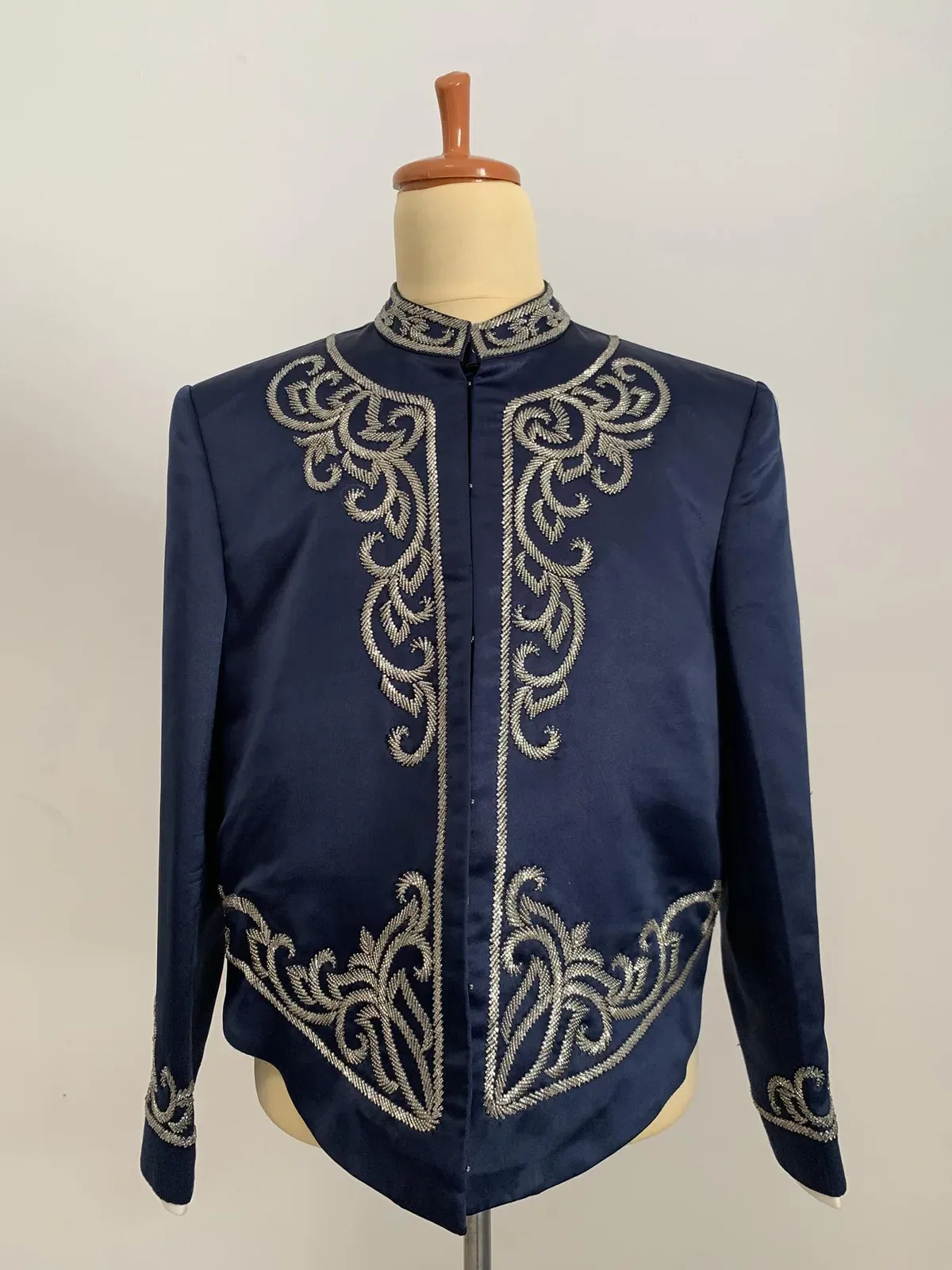 Beskap Jawa untuk Grooms